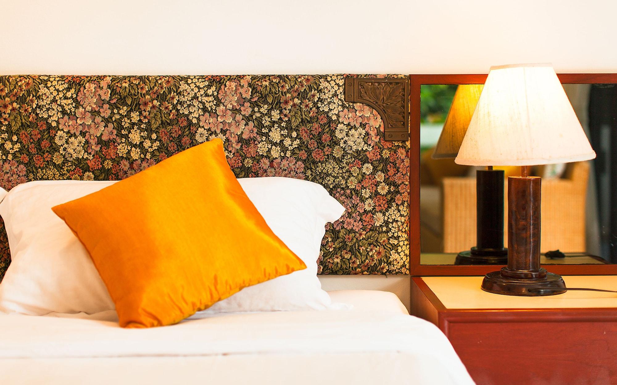 Nern Chalet Beachfront Hotel Hua Hin Exterior photo