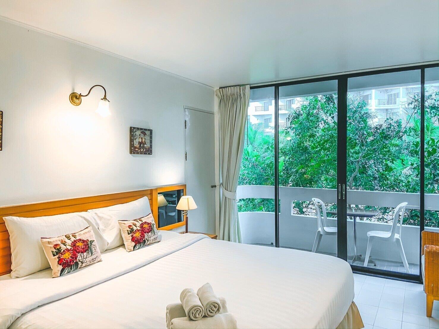 Nern Chalet Beachfront Hotel Hua Hin Exterior photo