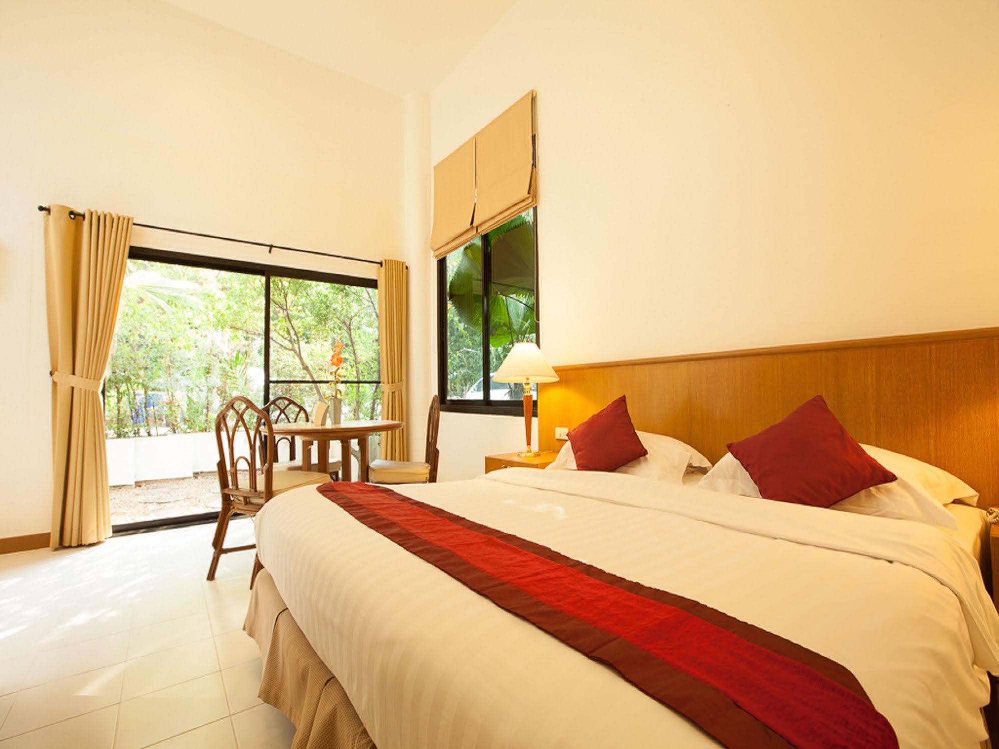 Nern Chalet Beachfront Hotel Hua Hin Exterior photo