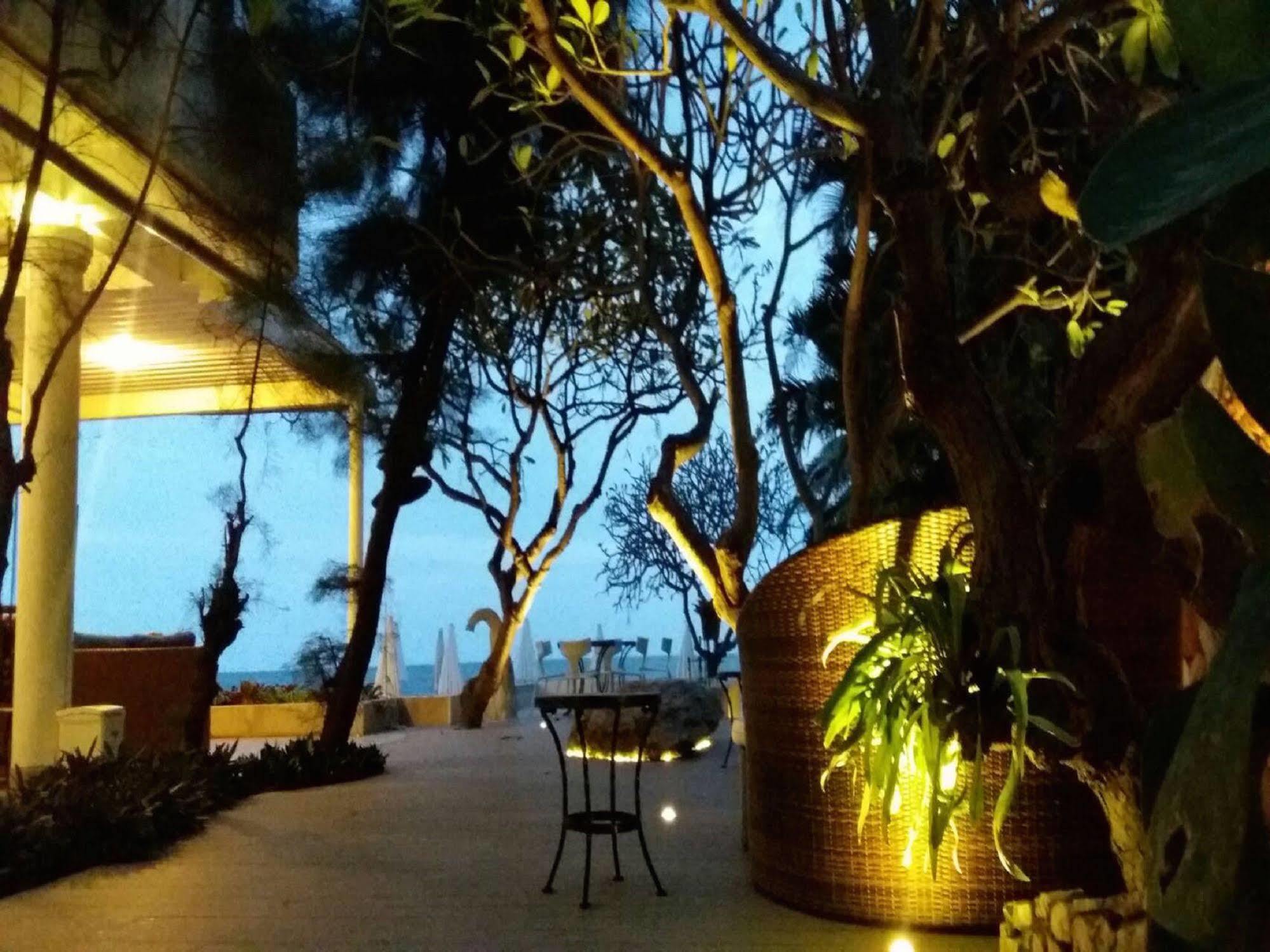 Nern Chalet Beachfront Hotel Hua Hin Exterior photo